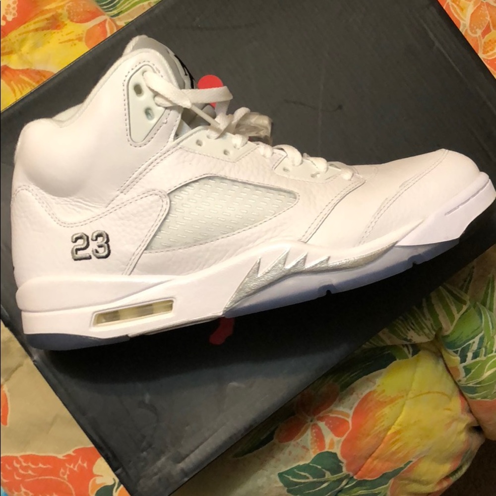 Air Jordan 5 white metallic’s